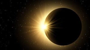 Ilustração do eclipse solar em agosto, com a borda escura da lua encobrindo o sol brilhante ao centro, em cenário espacial com estrelas e poeira cósmica. Eclipses de agosto: veja quando acontecem e onde observar.