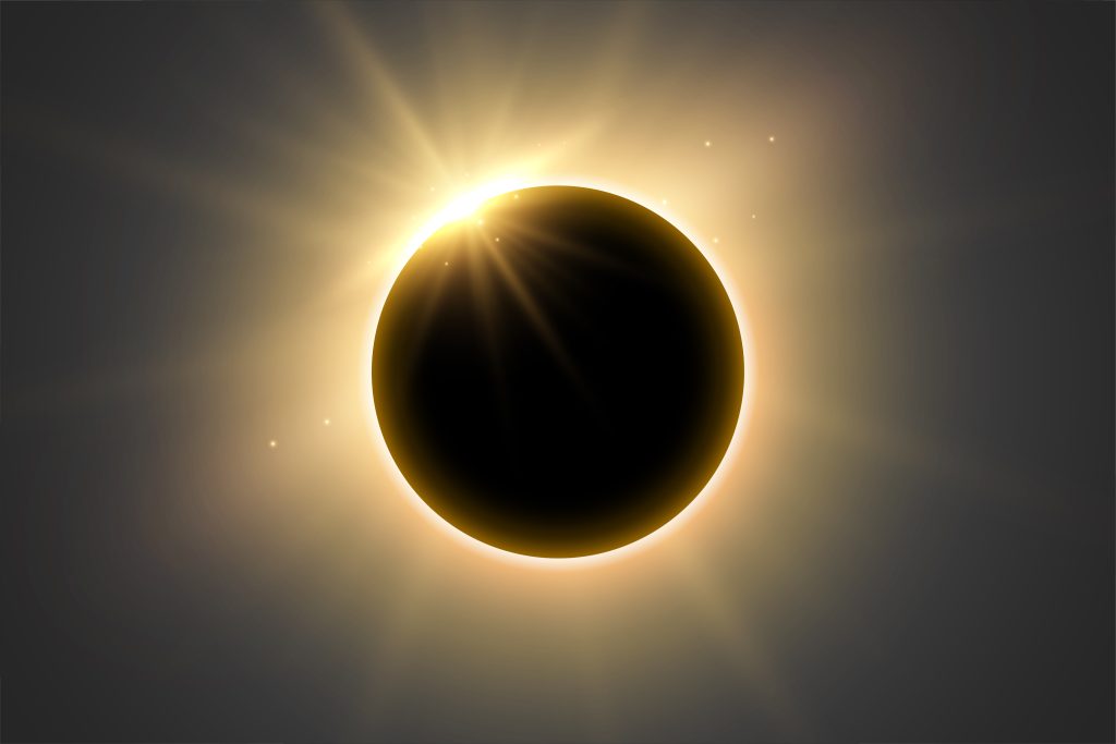 Eclipses de agosto: imagem do disco escuro da Lua bloqueando a luz do Sol, com aura luminosa ao redor, representando um eclipse solar total em céu nebuloso.