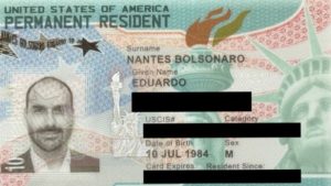 Green Card para Eduardo Bolsonaro em uma imagem que mostra um cartão de residente permanente dos Estados Unidos, com dados pessoais e marcações do documento.