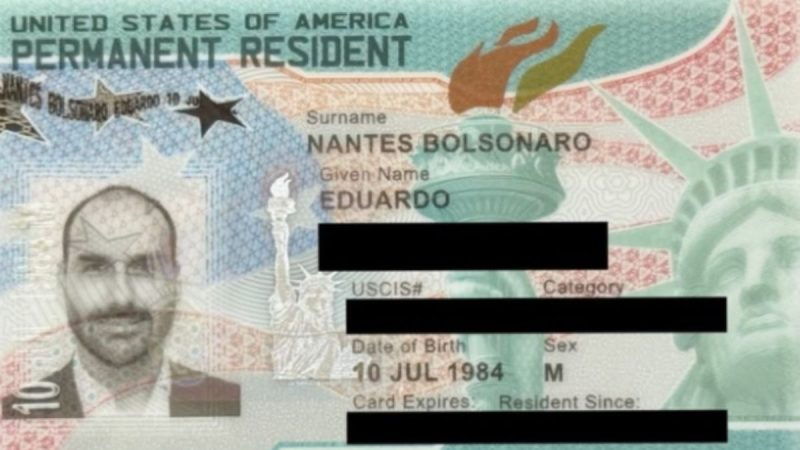 Green Card para Eduardo Bolsonaro em uma imagem que mostra um cartão de residente permanente dos Estados Unidos, com dados pessoais e marcações do documento.