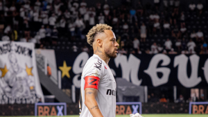 Cuca Neymar: Cuca e Neymar em campo durante partida contra a Chapecoense, com Neymar em uniforme branco e observação do treinador Cuca no estádio