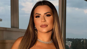 Deolane Bezerra em foto de perfil em ambiente externo, usando colar e maquiagem marcada, após nova negativa de habeas corpus; apoiadores fazem ato por liberdade.