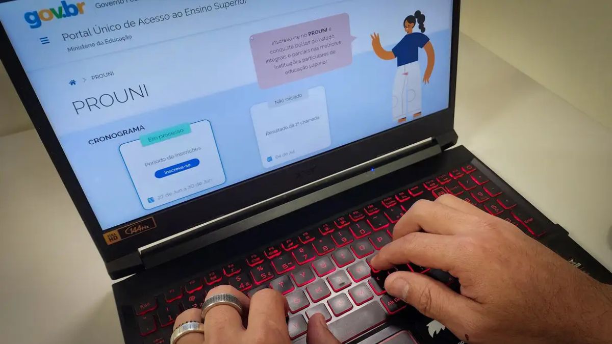 Estudante usando notebook com a página do Prouni 2026 aberta, com mensagem sobre comprovação das informações até sexta-feira na segunda chamada Prouni