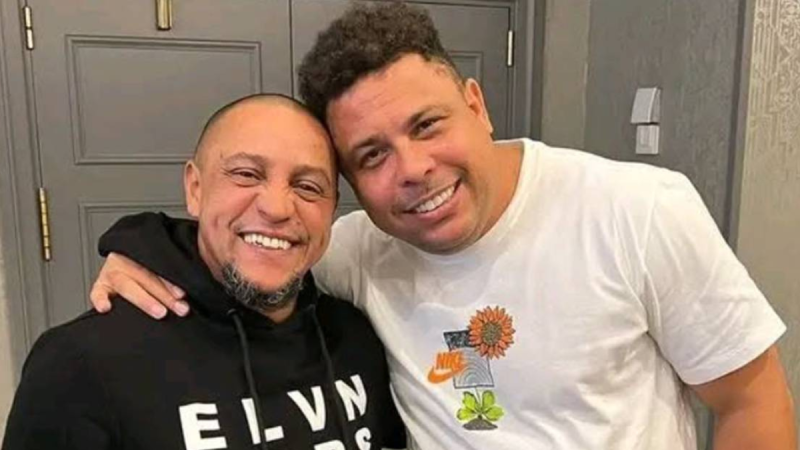 Roberto Carlos e Ronaldo posam juntos sorrindo em foto de confirmação de parceria para comprar a Inter de Limeira