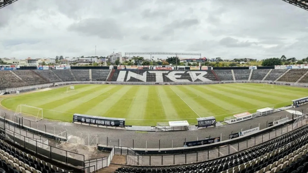 Roberto Carlos e Ronaldo: Vista do estádio da Inter de Limeira com gramado ao centro, arquibancadas e arquibancada coberta ao fundo, em foto de reprodução. Foto: @interdelimeira