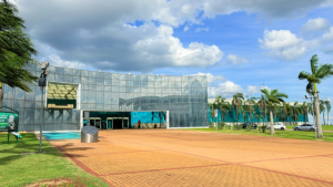 Pátio e fachada de um prédio industrial em Paulínia, com caminho pavimentado e jardins, ilustrando processo seletivo em Paulínia com vagas e salários de até R$ 7,3 mil