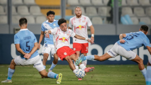 Bragantino empata com o Sport Cristal na partida de ida dos playoffs da Sul-Americana, com atletas do time brasileiro em campo durante o jogo.