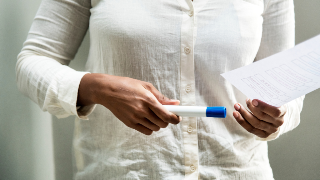 testes rápidos de ISTs Americana: Pessoa realiza testes rápidos para ISTs com um dispositivo de coleta e fichas de triagem, representando acesso gratuito a HIV, sífilis e hepatite C.