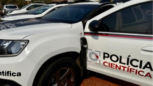 confronto com a PM em Campinas: Viatura da Polícia Científica com a inscrição “POLÍCIA CIENTÍFICA” em Campinas após confronto com a PM, destacando o trabalho pericial no local do crime