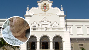 Cirurgia em paciente errada termina com morte e gera ação judicial da família, com ilustração de um tribunal ao fundo e um close em um rosto em destaque, tema de saúde