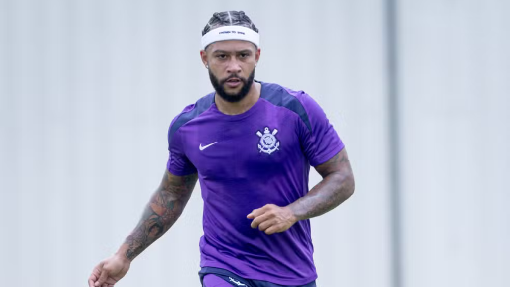 Memphis Depay Corinthians em treino do Corinthians, usando faixa de cabeça e camiseta roxa, durante atividade no campo. Foto Rodrigo Coca/Agência Corinthians.