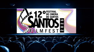 Cartaz do 12º Festival de Cinema de Santos 6 a 8 anos film fest, com bandeira colorida e ícone de fita cinematográfica, exibido em telão no cinema. Santos Film Fest aparece como destaque.