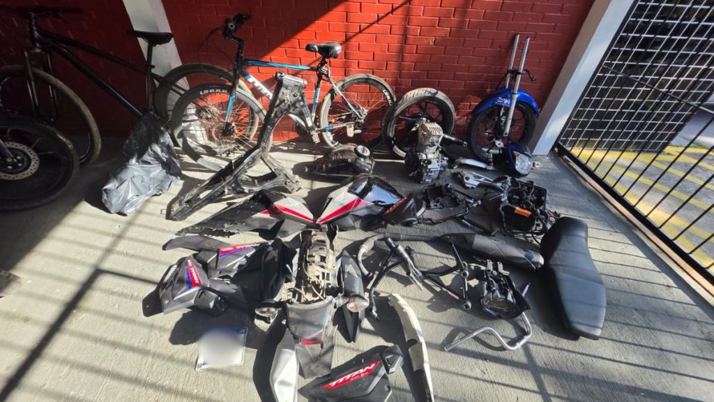 Adolescentes presos peruíbe: foto da apreensão com bicicletas e objetos recolhidos em operação após ataque a casal, com materiais e motocicletas sobre o chão em perímetro policial.