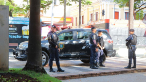 Botão do pânico salva mulher mantida em cárcere: agentes da guarda municipal em frente a um motel em Campinas, com viaturas e policiais em patrulhamento.