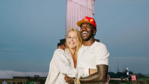Virginia e Vini Jr em visita especial ao Cristo Redentor, em frente ao monumento com o casal posando para a foto ao ar livre
