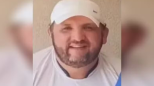 Trabalhador morre em acidente com empilhadeira em Itatiba: foto de um homem usando capacete e roupa de trabalho, imagem de perfil associada ao caso.