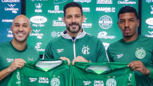 Guarani anuncia mais duas contratações para a sequência da Série C, com três pessoas em coletiva de imprensa ao lado de camisas verdes do clube.
