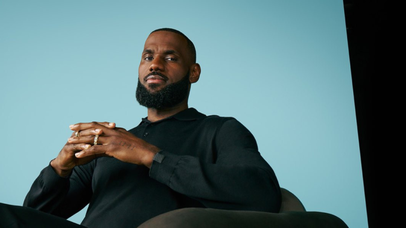 LeBron James, astro do basquete, em foto em pé e em pose descontraída, apontando para a próxima temporada na NBA com novo time; confira.