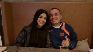João Gomes ao lado de uma mulher em ambiente interno, com expressão de sorriso, em imagem usada para ilustrar hospitalização por influenza e suspensão da agenda de shows.