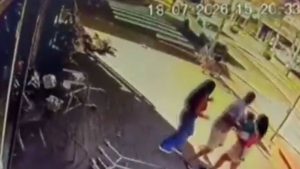 Adolescente apreendido em Cubatão em registro de vídeo, com jovens em uma rua após o momento em que um motociclista é atingido, em cena noturna.