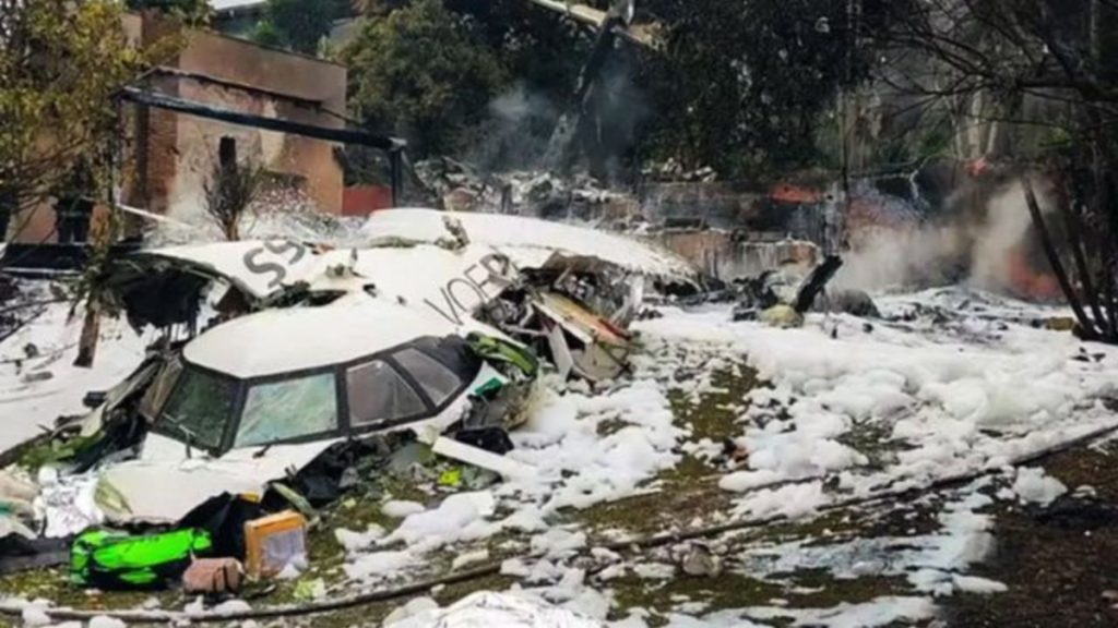 Voepass: avião acidentado em cenário de emergência, com destroços na neve e fumaça ao fundo, em imagem relacionada ao Cenipa e alertas não percebidos por pilotos.
