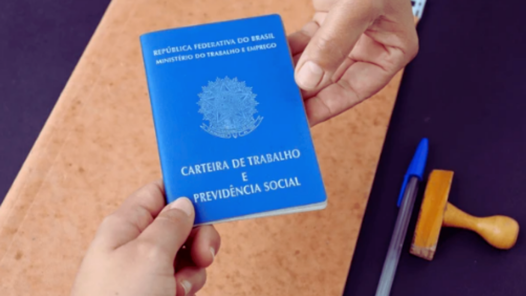 Vagas de emprego Piracicaba: pessoa segurando a Carteira de Trabalho e Previdência Social ao lado de caneta, simbolizando oportunidades de trabalho na região de Piracicaba.