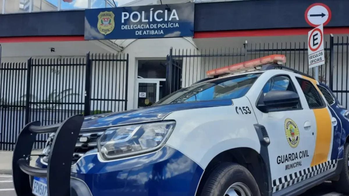 Suspeita de maus-tratos contra cães leva funcionário de pet shop à prisão em Atibaia