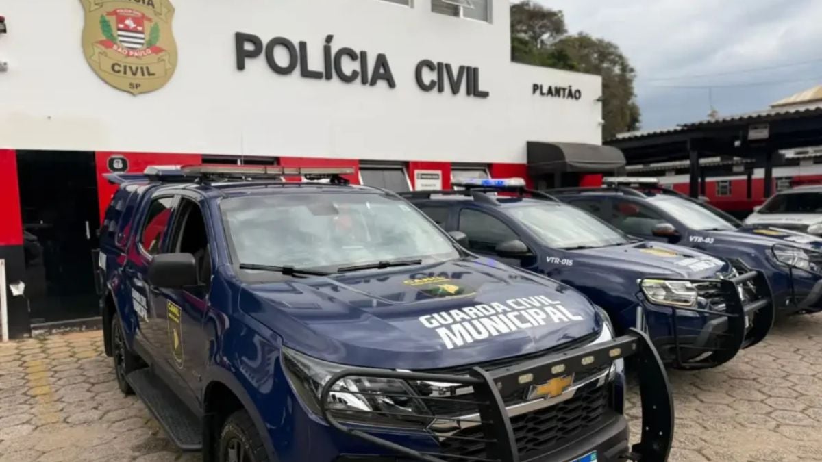 Viaturas da Polícia Civil em frente à unidade policial, com criança ao fundo em contexto de violência doméstica em Bragança Paulista envolvendo agressão contra mãe grávida