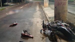 Motociclista bate contra pilar de viaduto em Piracicaba: motocicletas e peças espalhadas na via após colisão, com danos próximos ao pilar do viaduto