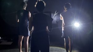 Pessoas em cena teatral com luz forte ao fundo, ilustrando Oficinais gratuitas de Luz e Sombra abrem inscrições para público em Campinas.