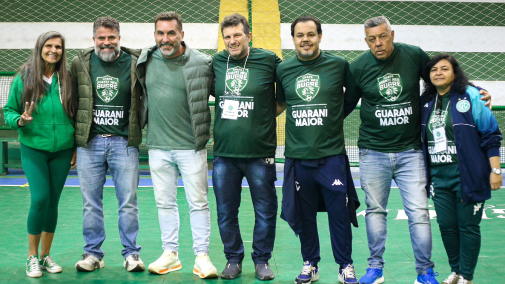 Presidente do Guarani FC, Rômulo Amarco, aparece em foto no estádio ao lado de dirigentes usando camisas do clube Bugre, em registro de equipe e apoio