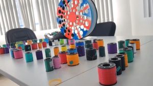 Polícia apreende mais de 270 mil metros de linhas cortantes em Limeira: bobinas coloridas de linha e um carretel azul e vermelho sobre mesa, em ambiente de apreensão.