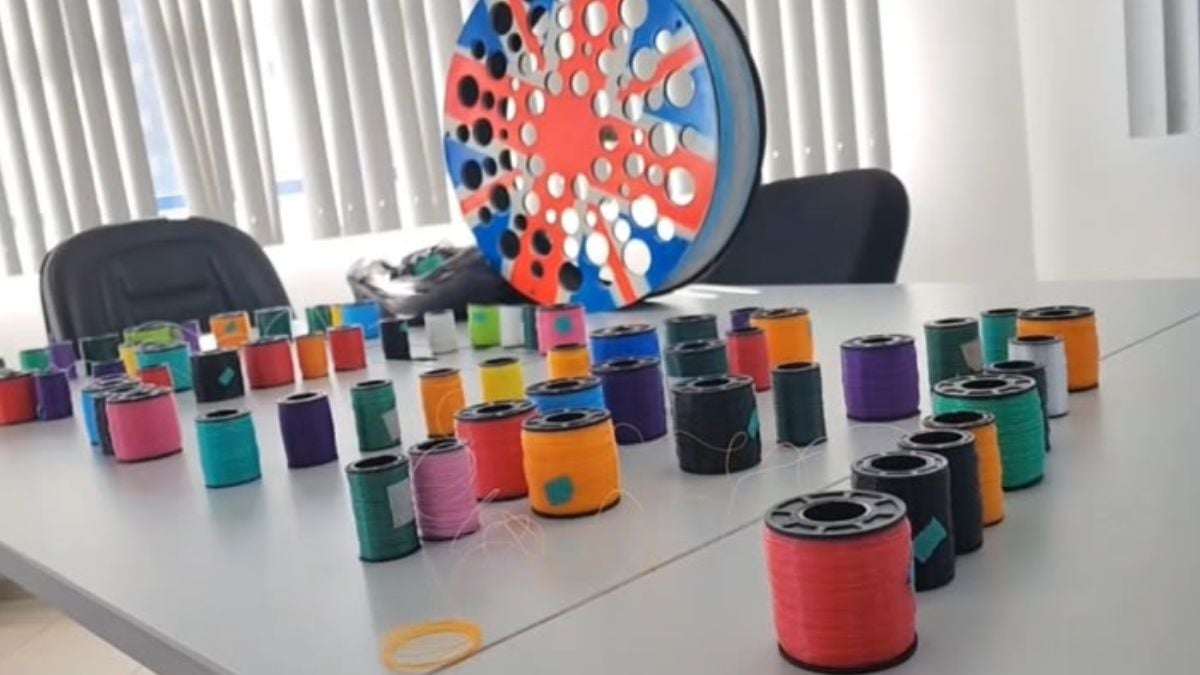 Polícia apreende mais de 270 mil metros de linhas cortantes em Limeira: bobinas coloridas de linha e um carretel azul e vermelho sobre mesa, em ambiente de apreensão.