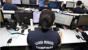 Guarda Municipal Campinas em sala de monitoramento, com computadores e operador de costas, em alerta sobre golpe em Campinas no qual criminosos se passam pela Guarda Municipal.