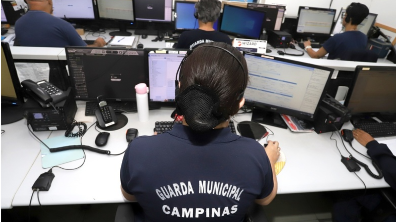 Guarda Municipal Campinas em sala de monitoramento, com computadores e operador de costas, em alerta sobre golpe em Campinas no qual criminosos se passam pela Guarda Municipal.