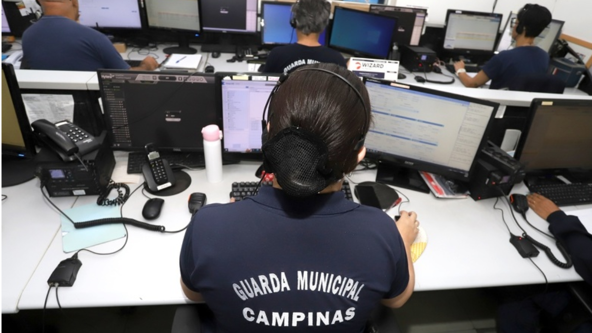 Guarda Municipal Campinas em sala de monitoramento, com computadores e operador de costas, em alerta sobre golpe em Campinas no qual criminosos se passam pela Guarda Municipal.