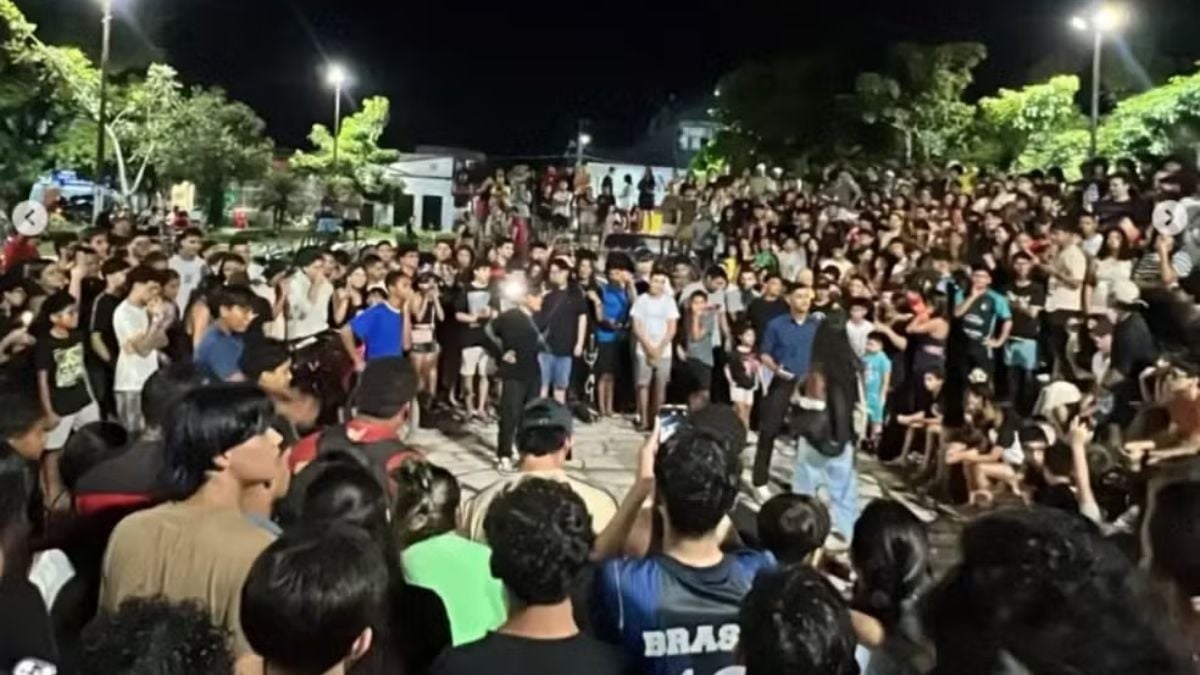 Prefeito veta campeonato farmar aura: Multidão reunida ao ar livre à noite em uma cidade do litoral de SP, em meio a um evento cercado por espectadores, com foco em reação popular e debate sobre a decisão do prefeito que veta campeonato de “farmar aura”.