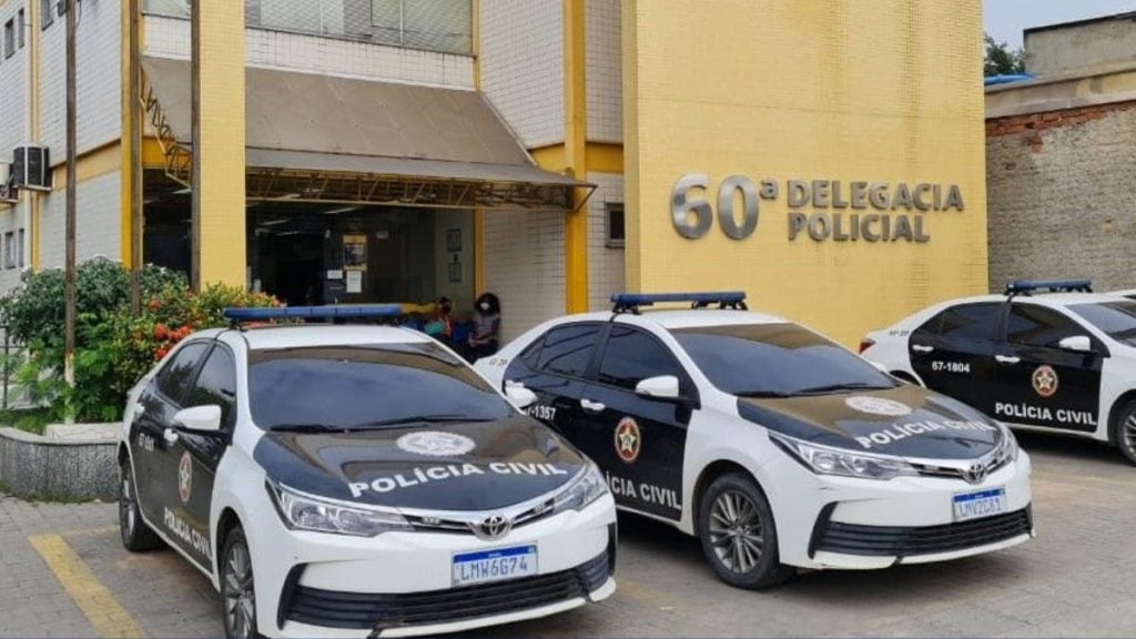 casal preso por matar recém-nascido: Viaturas da Polícia Civil em frente à 60ª Delegacia Policial no Rio de Janeiro, após a polícia prender suspeitos. Foto Polícia Civil/RJ.