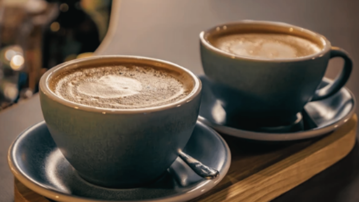 Xícaras de café expresso em cafeteria, com espuma e crema visíveis, em destaque para a promoção de café em dobro do Parque Dom Pedro: saiba como participar.