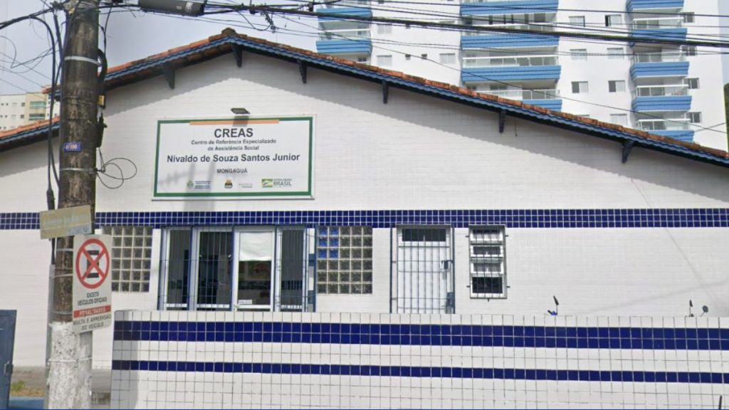 Fachada do CREAS, Serviço de Acolhimento de Inverno em Mongaguá, com placa do CREAS e encaminhamento registrado após pedido de ajuda; jovem desaparecido