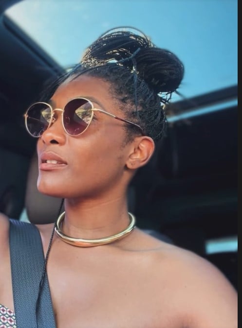 Enquanto dirigia em direçao ao trabalho, Erika Januza falou sobre término de relacionamento com o cantor Arlindinho.