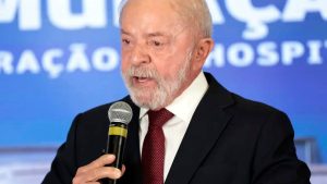 Lula, presidente da RepÃºblica, fala em entrevista ou evento ao lado de microfone, com fundo azul e texto âBRASIL 60â ao estilo de conferÃªncia, ao defender que nÃ£o Ã© âloucoâ de brigar com EUA e China e explicar sua estratÃ©gia.