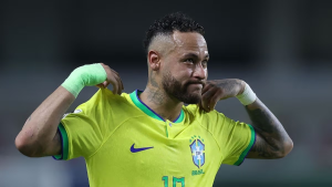 Neymar Seleção: Neymar, em campo com a camisa da Seleção Brasileira amarela, faz gesto de “não” e olha para o lado em imagem de destaque sobre Neymar afirma que não joga mais pela Seleção Brasileira: “Não quero mais”.