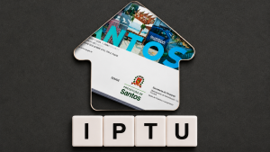 Desconto IPTU 2027 Santos com destaque para a palavra IPTU em letras grandes sobre fundo escuro, ao lado de um cartão que remete à Prefeitura de Santos e ao tema do imposto territorial urbano.