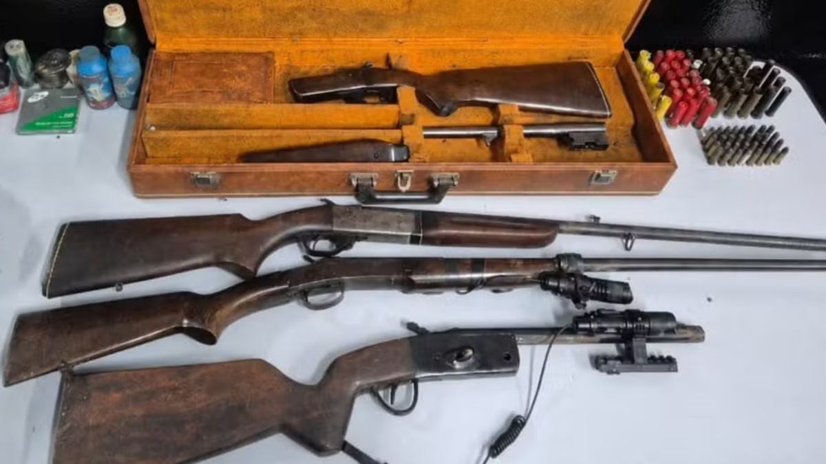 Quatro espingardas e 84 munições apreendidas pela PM em Campinas, com armas em exposição em caixas de madeira e munição ao lado, em contexto de apreensão policial.