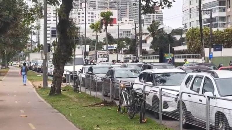 Congestionamento com filas de carros na via urbana do litoral, com viaturas e barreiras ao fundo; operação de balsas tem mudanças pontuais nesta quinta (6).