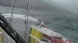 Vento forte e mar agitado com embarcação no Porto de Santos, em situação de vendaval fecha Porto de Santos e mobiliza Grupamento de Bombeiros Marítimos