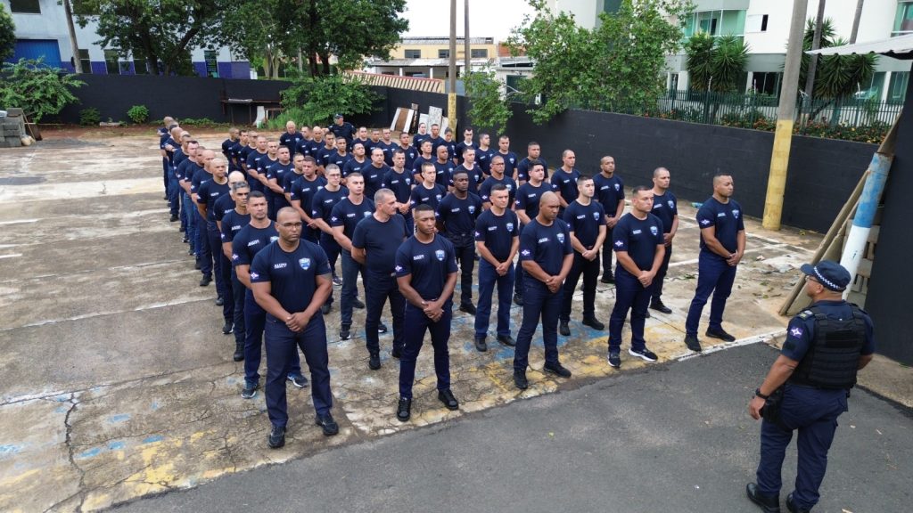Sumaré: foto de divulgação mostra uma turma de aspirantes da Polícia Municipal em formação, com agentes uniformizados alinhados em pátio ao ar livre durante curso de preparação.