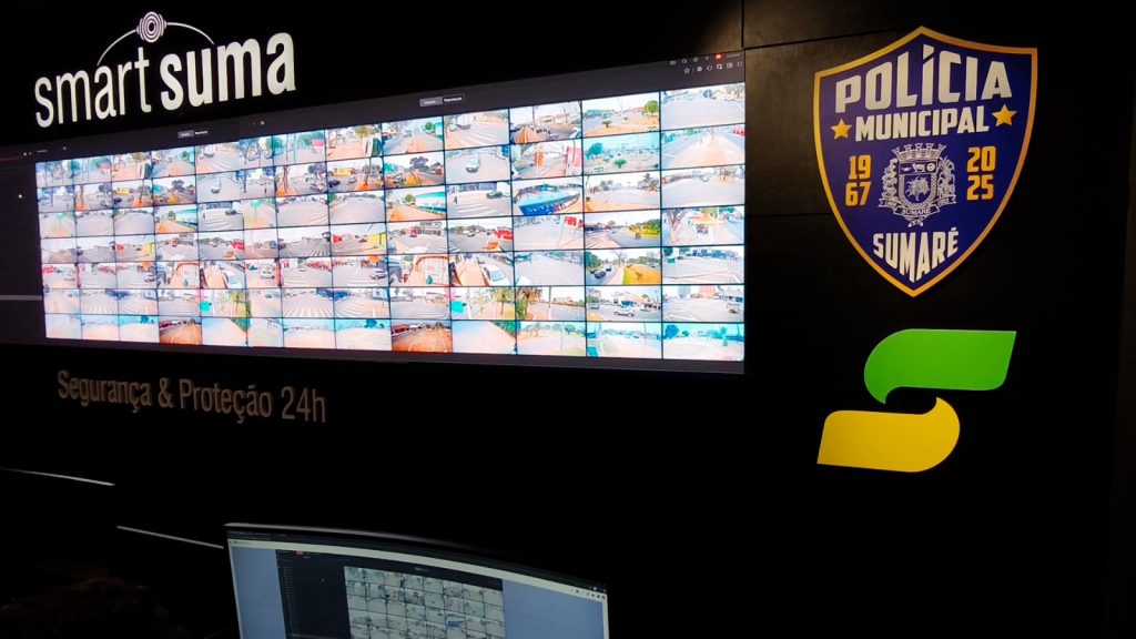 SmartSuma fortalece a segurança de Sumaré com monitoramento inteligente e recursos tecnológicos, exibidos em telas de vigilância e com o brasão da Polícia Municipal de Sumaré