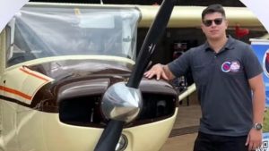 InvestigaÃ§Ã£o sobre queda de aviÃ£o em Mogi Mirim avanÃ§a com o Cenipa: homem ao lado de uma aeronave em cenÃ¡rio de apuraÃ§Ã£o.